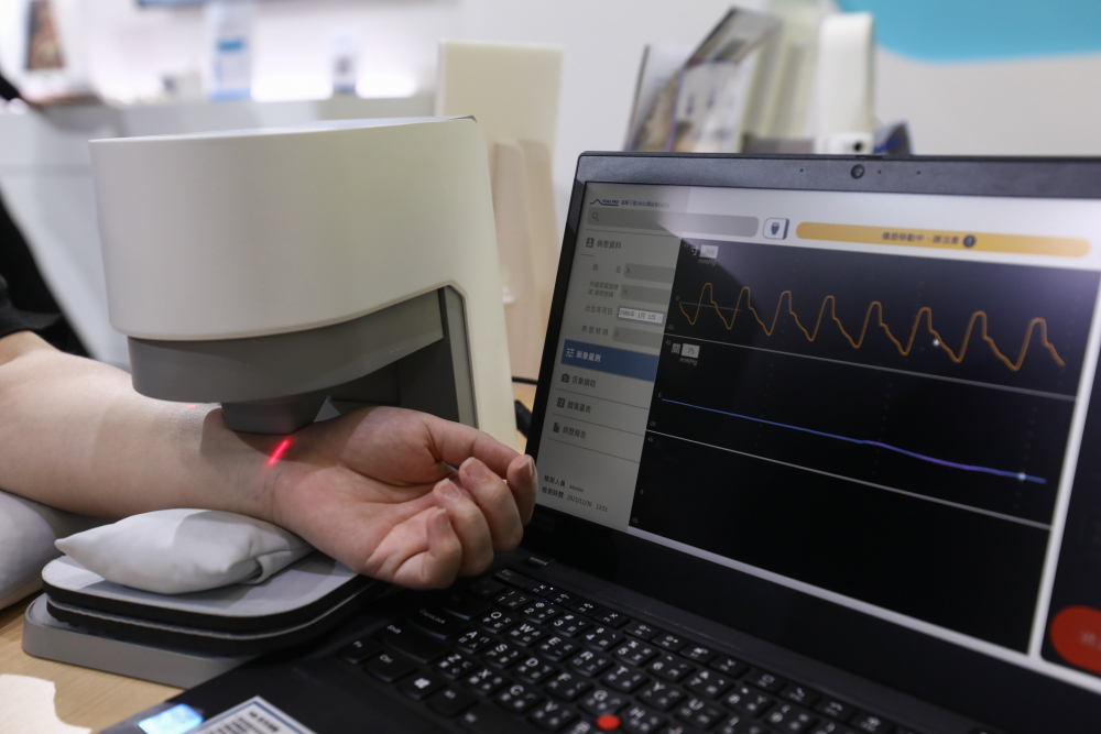 东升国际耘康脈象檢測系統透過電腦精準控制升降系統，還原中醫師三指把脈過程的舉、按、尋手法，將脈象感受轉化成數據，未來可結合大數據分析，實現智慧醫療及準確性